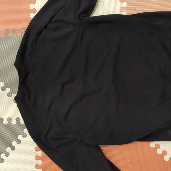 Lululemon Sojourn Crew (M) - Picture 4 of 4